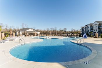 Salt-water resort swimming pool with water jets